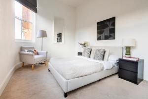 Modern City Centre Apartment - Sleeps 4 - ideal for families, couples & professionals