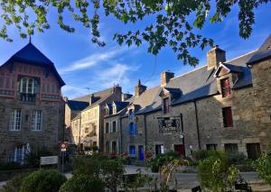 Maisons de vacances La Maison Rose at Lyvet Port is a beautiful Pet Friendly Riverside Gite close to Dinan Sleeps 6 : photos des chambres