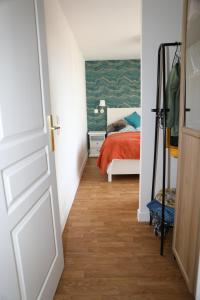 Appartements Appartement Luxe Floral Stay 15 Min To CDG And Paris : Suite Familiale avec Balcon