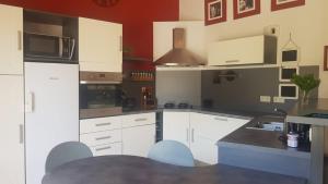 Maisons de vacances Maison privee avec piscine : photos des chambres