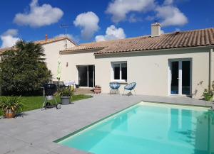 Maisons de vacances Maison privee avec piscine : photos des chambres
