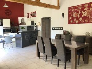 Maisons de vacances Maison privee avec piscine : photos des chambres