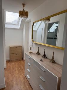 Appartements Appartement Luxe Floral Stay 15 Min To CDG And Paris : photos des chambres