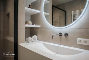 Stijlvol appartement met terras en panoramisch zeezicht