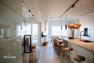 ZEPHYR - Stijlvol appartement met terras en panoramisch zeezicht