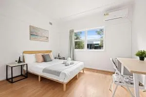 Steps to Mall & Train - Eplore with Ease - Prime Location in Seven Hills - Shared Bathroom - Blacktown