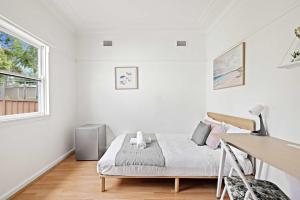 Steps to Mall & Train - Eplore with Ease - Prime Location in Seven Hills - Shared Bathroom