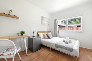 Steps to Mall & Train - Eplore with Ease - Prime Location in Seven Hills - Shared Bathroom