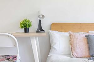 Steps to Mall & Train - Eplore with Ease - Prime Location in Seven Hills - Shared Bathroom