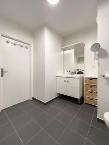 Just Outside Paris Cozy 1-Bedroom Flat with Free Parking & Loggia
