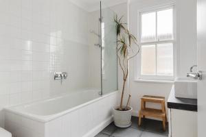 Queens Park Hideaway - Spacious Terrace & Sleeps 10