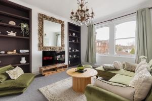 Modern 3BR in Central London, Huge Terrace & Sleeps 10