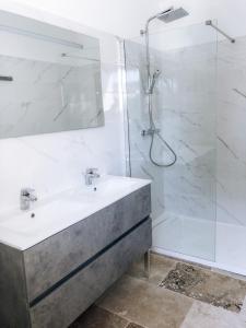 Maisons de vacances Les Rives du Parc Piscine 12 personnes : photos des chambres