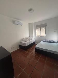 Enseada beach- na quadra da praia