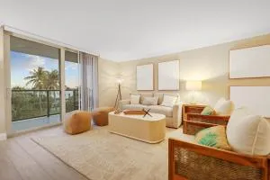 Stylish 2BR, 2BA Apartment with Balcony & Pool - Just Steps from the Beach - 布卡拉顿