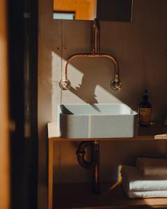 Off-Grid Cabin Surrounded by Nature - Hot Tub - Arlo