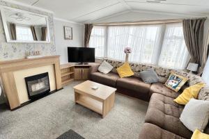 StaticHomeSleeps6-Lakeview-PetsOK-Balcony-Parking