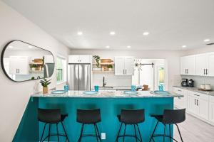 East Coast Oasis- Pool & Park Your Boat, Sleeps 8