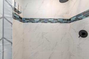 Tiny & Chic Heights Hideaway with Free Parking