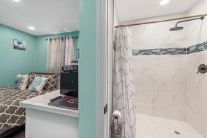 Tiny & Chic Heights Hideaway with Free Parking