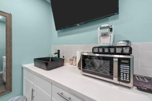 Tiny & Chic Heights Hideaway with Free Parking