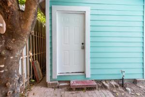 Tiny & Chic Heights Hideaway with Free Parking