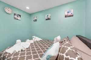 Tiny & Chic Heights Hideaway with Free Parking