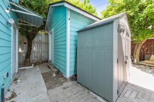 Tiny & Chic Heights Hideaway with Free Parking