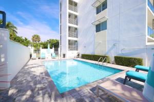 Modern Boca 2BR Retreat - Across From Beach with Pool & Balcony