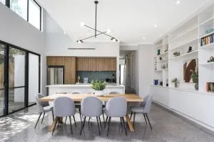 Modern 4-Bed Double-Story House with Patio - 珀斯