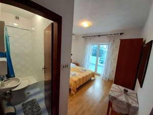 Apartments with parking space Brela, Makarska - 18417