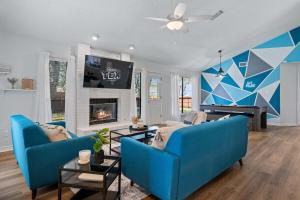 Fun and Stylish Stay with Pool Table and Fire Pit!