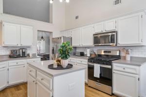 Fun and Stylish Stay with Pool Table and Fire Pit!
