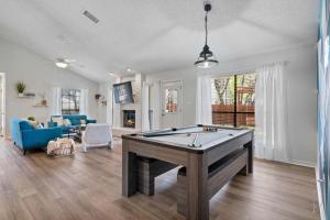 Fun and Stylish Stay with Pool Table and Fire Pit!