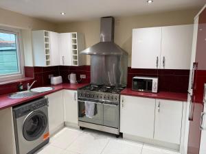 Cosy 5BR House - Near Wollaton Hall, QMC, City Centre & Nottingham University - Sleeps 9