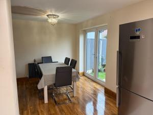 Elegant 5BR House - Near Wollaton Hall, QMC, City Centre & Nottingham University - Sleeps 9