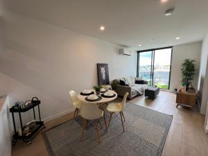 Modern 7th floor Flat, Parking, Convenient, Quiet