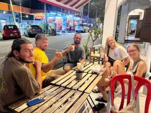 Poolside By Mingle - Party Hostel with Private Pool