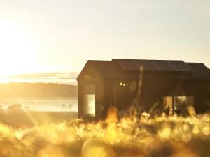 Hike to your Off-Grid Cabin Deep in Nature - Santi