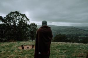 Hike to your Off-Grid Cabin Deep in Nature - Santi