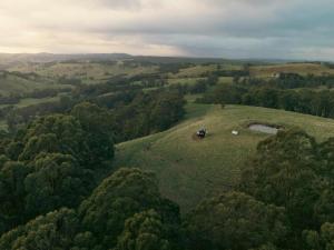 Hike to your Off-Grid Cabin Deep in Nature - Santi
