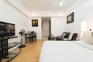 Comfy Greenbelt Suite - Fiber Wifi & Free Pool