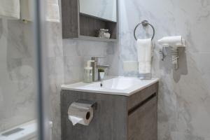 Comfy Greenbelt Suite - Fiber Wifi & Free Pool