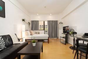 Comfy Greenbelt Suite - Fiber Wifi & Free Pool