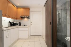 Comfy Greenbelt Suite - Fiber Wifi & Free Pool