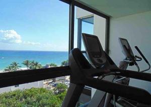 5th Avenue Quiet Luxury with Jacuzzi Beachfront