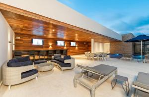 5th Avenue Quiet Luxury with Jacuzzi Beachfront