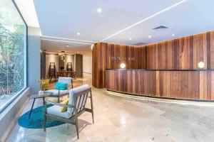 5th Avenue Quiet Luxury with Jacuzzi Beachfront