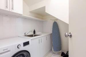 The Terrace - close to Adelaide Oval Cafes CBD Shopping