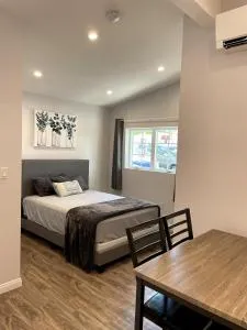 Modern 1-bedroom Studio with Kitchen and Laundry - Mojave